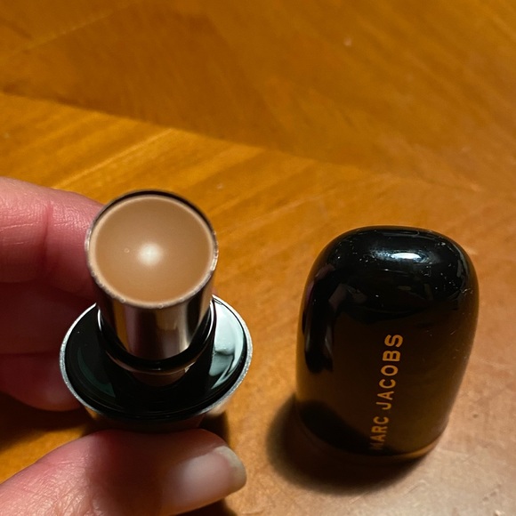 Marc Jacobs Accomplice Concealer & Touch-Up Stick Tan - Picture 5 of 13